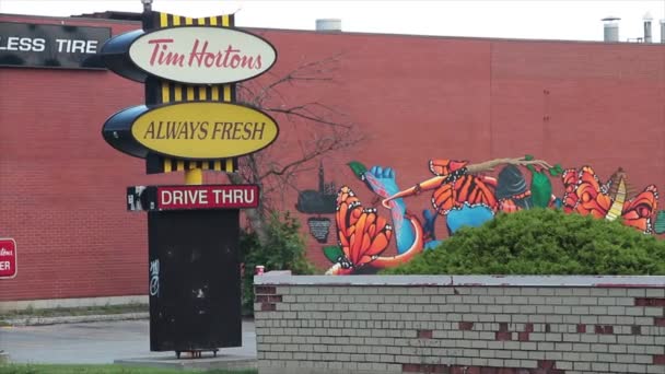 Vintage Tim Hortons Siempre Fresco Conducir Través Signos Con Mural — Vídeo de stock
