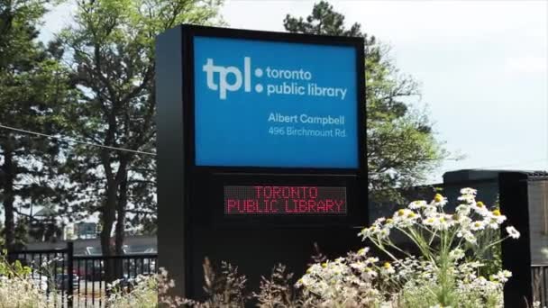 Toronto Biblioteca Pública Albert Campbell Entrada Frontal Aire Libre Signo — Vídeo de stock