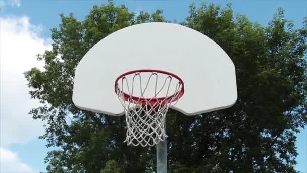 Rovně Přední Strany Venkovní Basketbalové Sítě Bílou Zadní Deskou Síťovinou — Stock video