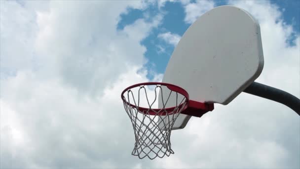 Outdoor Basketbalnet Met Witte Backboard Mesh Screen Rechts Met Zilveren — Stockvideo