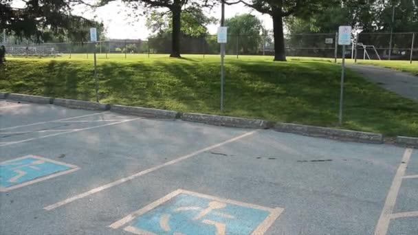 Zwei Behindertenparkplätze Mit Blauem Und Gelbem Handicap Logo Darin Schuss — Stockvideo