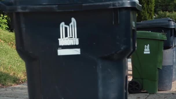Rack Fokus Der Langen Reihe Von Stadt Toronto Recycling Und — Stockvideo