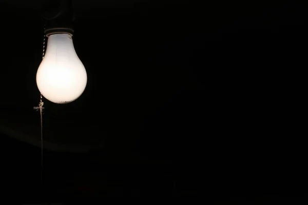Ampoule Incandescente Chaîne Dans Obscurité Haut Gauche Cadre — Photo
