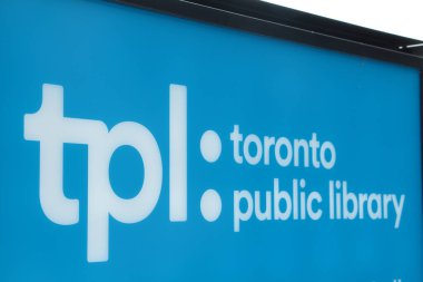 Toronto Halk Kütüphanesi açık hava tabelasını kapat, açıyla çek, mavi arkaplanda beyaz yazı tpl ve siyah kenar