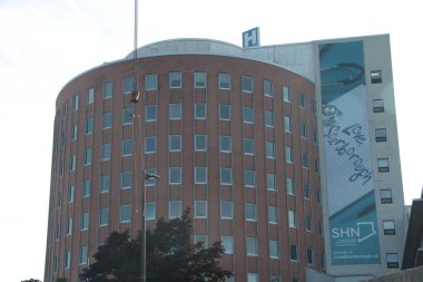 Scarborough General Hastanesi 'nde vinç asılı ve sallanıyor, Scarborough' u seviyor ve yanında da hastane sembolü var.