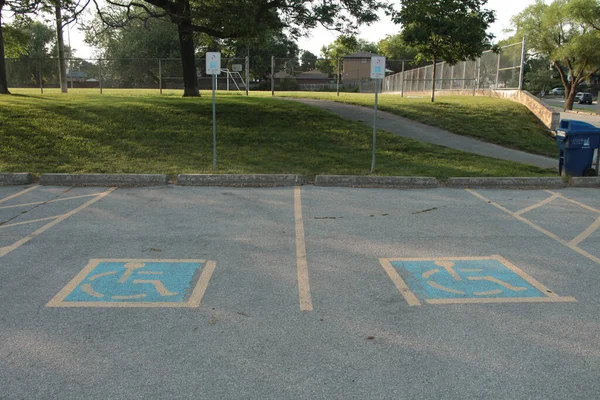 Zwei Behindertenparkplätze Mit Blauem Und Gelbem Handicap Logo Darin Kleiner — Stockfoto
