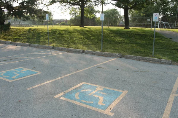 Zwei Behindertenparkplätze Mit Blauem Und Gelbem Handicap Logo Darin Schuss — Stockfoto