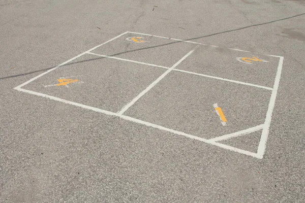 Kinder Freien Vier Quadratische Schulhof Spiel Druck Weiß Und Gelb — Stockfoto