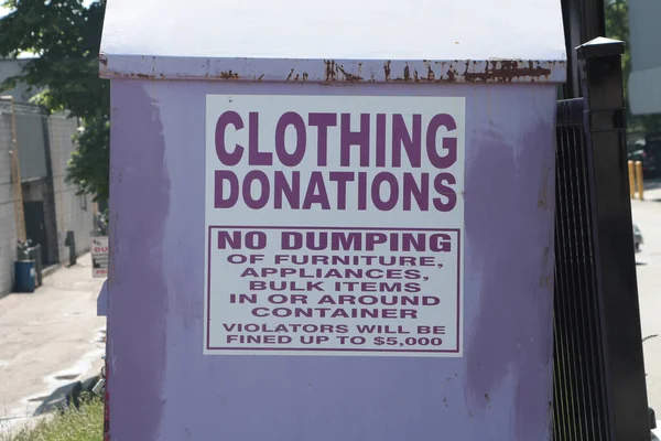 Великий Легкий Фіолетовий Металевий Бункер Знаком Який Каже Пожертвування Одягу — стокове фото