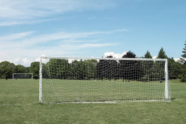 Freizeitfußballfeld Mit Zwei Weißen Netzen Rahmen Einem Großen Rahmen Rechts — Stockfoto