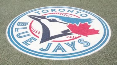 Toronto mavi jays daire logosu gri beyzbol sahasında basılmış, açıda göster, mavi beyaz kırmızı