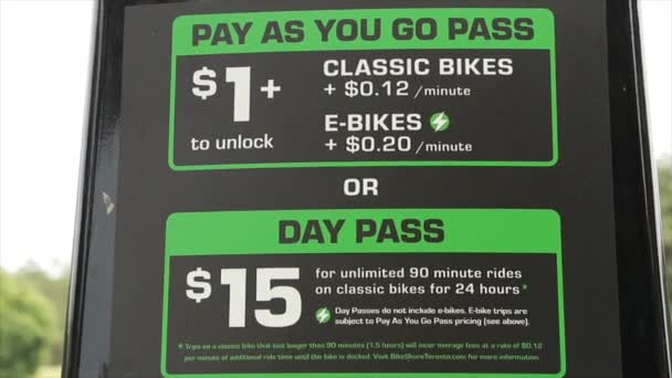 Toronto Huur Een Fiets Bike Tarieven Instructies Pay Meter Groen — Stockvideo