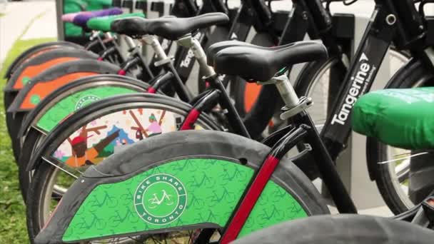 Movimento Bike Share Toronto Noleggiare Una Bicicletta Pneumatici Sedili Verde — Video Stock