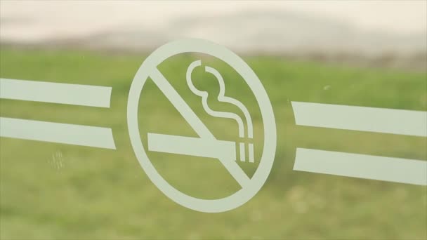 Курить Знак Символ Стекле Белом Шрифте Линиями Рядом Ним Трава — стоковое видео