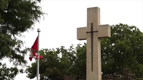 Bendera Kanada Bertiup Dalam Angin Samping Salib Logam Diikat Batu — Stok Video