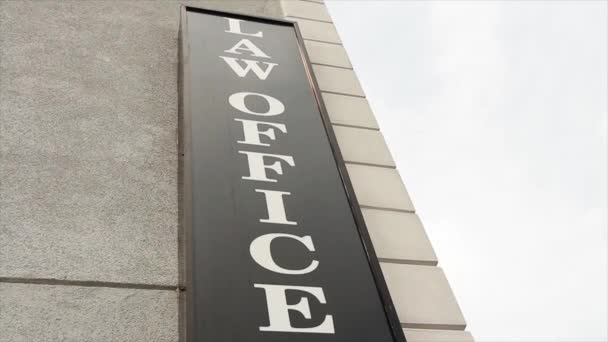 律师事务所标志 白色大写字母 黑色背景 立面建筑 蓝天背景 — 图库视频影像