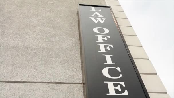 Юридичний Офісний Знак Білій Великій Літери Чорному Тлі Будівлі Вертикально — стокове відео