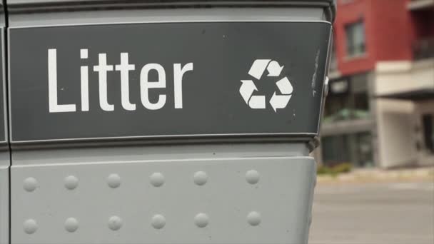 Litter Legenda Escrita Reciclar Símbolo Lixo Com Tráfego Turvo Dirigindo — Vídeo de Stock