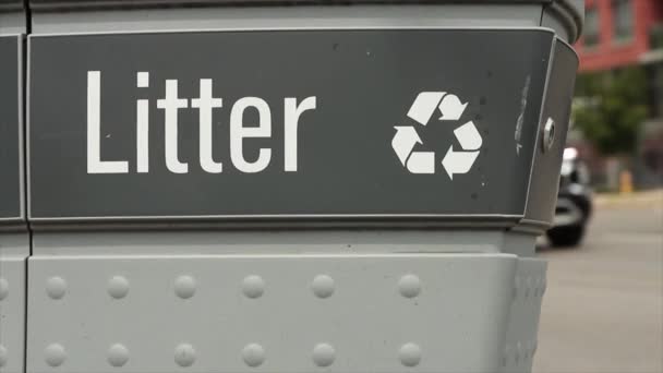 Litter Legenda Escrita Reciclar Símbolo Lixo Com Tráfego Turvo Dirigindo — Vídeo de Stock
