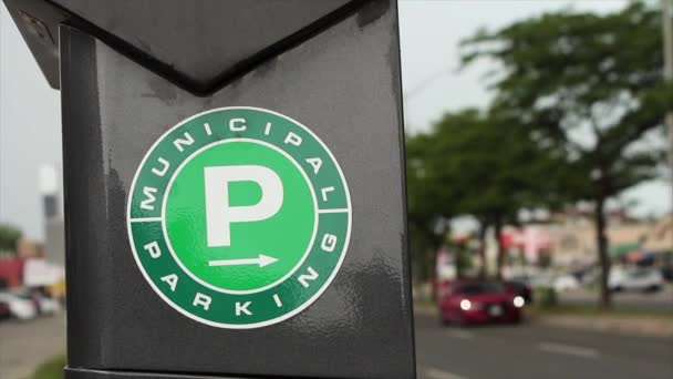 Groene Gemeentelijke Parkeerplaats Betalen Meter Met Wazig Verkeer Rijden Door — Stockvideo