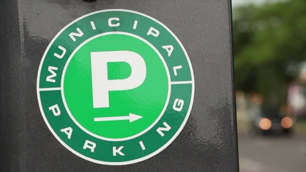 Grön Kommunala Parkeringsmätare Med Suddig Trafik Körning Bakgrunden Grön Grå — Stockvideo