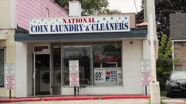 Nationale Münzwäsche Und Reinigungsmittel Kleine Unabhängige Schaufenster Wasch Und Faltreiniger — Stockvideo