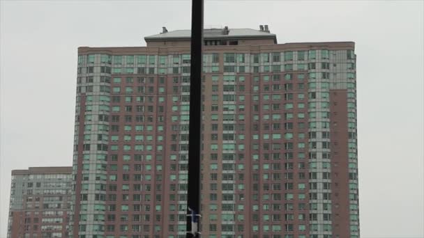 黑色褐色公寓楼顶半部分 背景阴云密布 从移动的车辆上拍摄 — 图库视频影像