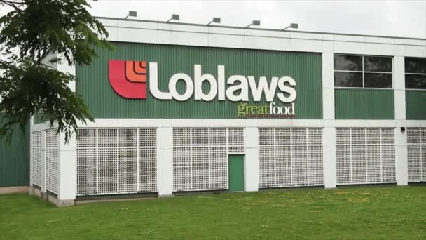 Breite Mittlere Aufnahme Von Loblaws Tolles Lebensmittel Logo Auf Speicher — Stockvideo