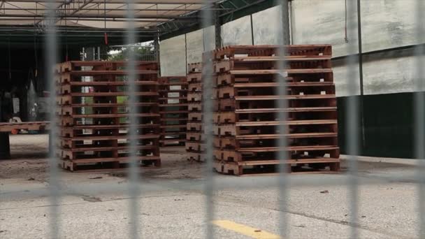 Ahşap Palet Yığınları Dışarıdaki Tepe Örtüsü Çadırda Kayıyor Dikdörtgen Metal — Stok video