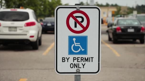 障碍禁止停车标志带有障碍标志 并只允许在停车场填写文字说明 后面有模糊的停车卡 行人和车辆从后面经过 — 图库视频影像