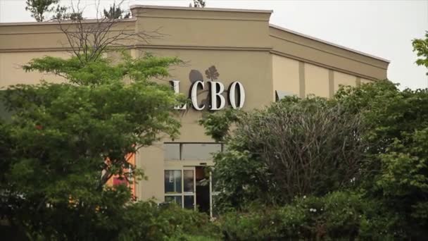 Lcbo Spirituosenkontrollbrett Des Ontario Logos Vorderen Eingang Des Gebäudes Zwischen — Stockvideo