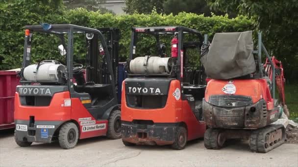 Dva Toyota Propan Vysokozdvižné Vozíky Oranžové Černé Zaparkované Vedle Dalšího — Stock video