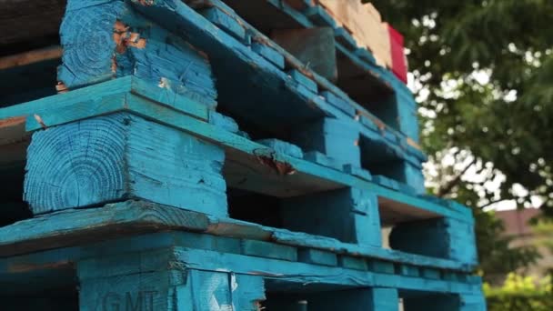 Pila Paletas Azules Patines Uno Encima Del Otro Con Madera — Vídeos de Stock