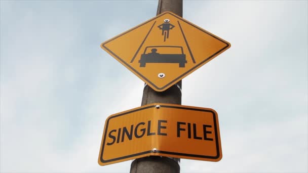 노란색 직사각형 표지판 노란색 다이아몬드 게시물에 차선에 자동차와 자전거의 — 비디오