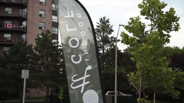 Golf Indoor Banner Bandiera Segno Che Soffia Nel Vento Accanto — Video Stock