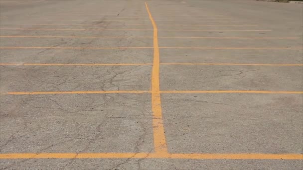 Dwa Połączone Rzędy Pustych Miejsc Parkingowych Parkingu Oznaczone Żółtym Nadrukiem — Wideo stockowe