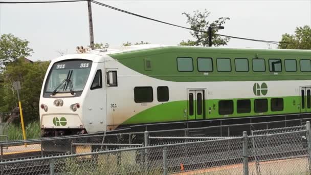 Přední Vůz Zelené Bílé Vlak Tranzitní Systém Hromadné Dopravy Zastavil — Stock video