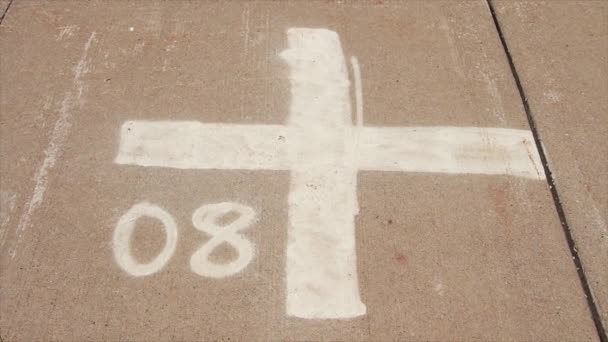 白色交叉和08号底部左下角的交叉喷涂在人行道上 左右滑动 — 图库视频影像