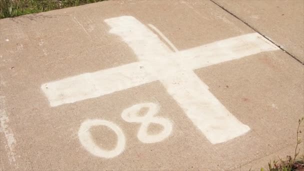 舗装に塗装されたクロススプレーの左下の白い十字と数字08は 角度で撮影し Xとして表示されます — ストック動画