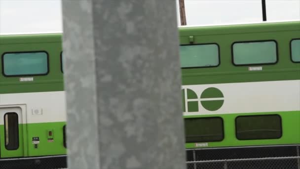 Передний Вагон Зеленого Белого Идти Поезд Транзит Общественного Транспорта Забором — стоковое видео