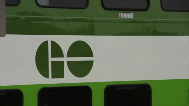 在火车车厢旁边的白色背景上 绿色标志 绿色标志 — 图库视频影像