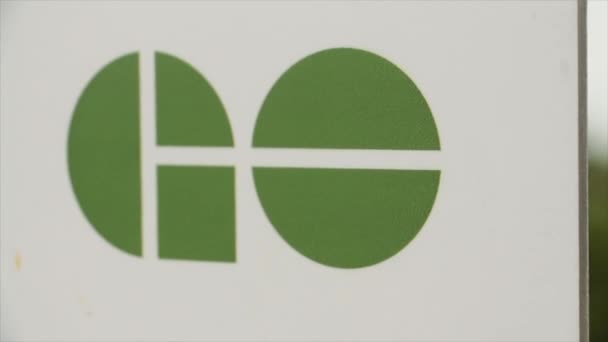 在户外标志上有白色背景的绿色标志 背景上有模糊的草地 — 图库视频影像