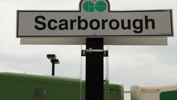 Trem Transporte Massa Sistema Transporte Scarborough Sinal Com Logotipo Verde — Vídeo de Stock