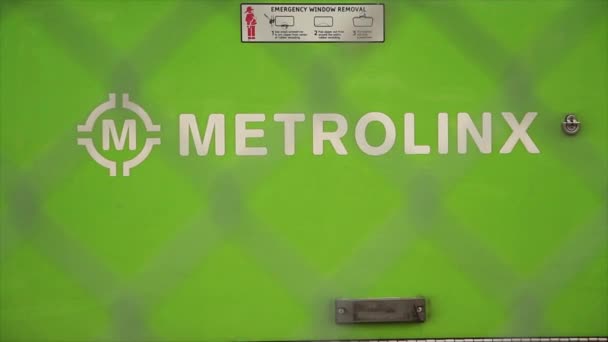 Metrolinx Logo Bílém Nápisu Straně Zelené Vlak Zaparkovaný Stanici Střílel — Stock video