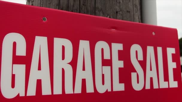 Wyprzedaż Garażowa Znak Białymi Wielkimi Literami Czerwonym Tle Przymocowany Słupka — Wideo stockowe
