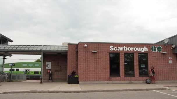 Tiro Largo Scarborough Trem Estação Trânsito Entrada Frontal Com Trem — Vídeo de Stock