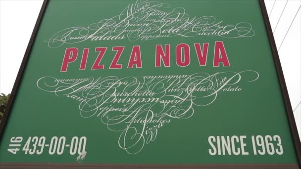 Pizza Nova Fyrkantig Skylt Röd Skrift Grön Bakgrund Med Tjusig — Stockvideo