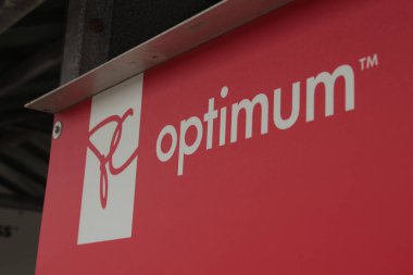 Açıda pc logosu olan pc optimum işareti, koyu arkaplan ile kırmızı ve beyaz