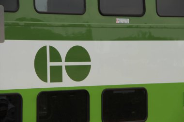 Tren vagonunun beyaz arka planında yeşil logo, yeşil.