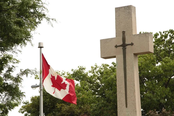 십자가 바람에 캐나다 배경에 나무와 십자가 기념물에 — 스톡 사진